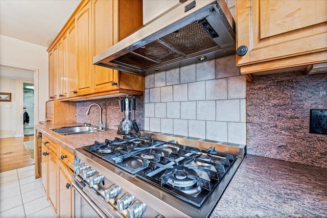 162-41 Powells Cove Blvd Unit 4D, Beechhurst, NY 11357 - kitchen with extractor fan, stove, decorative backsplash, and light tile patterned floors