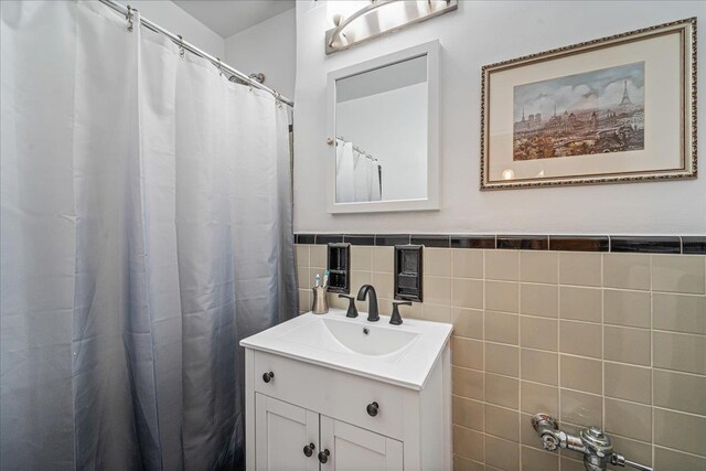 162-41 Powells Cove Blvd Unit 4D, Beechhurst, NY 11357 - full bathroom featuring vanity and tile walls