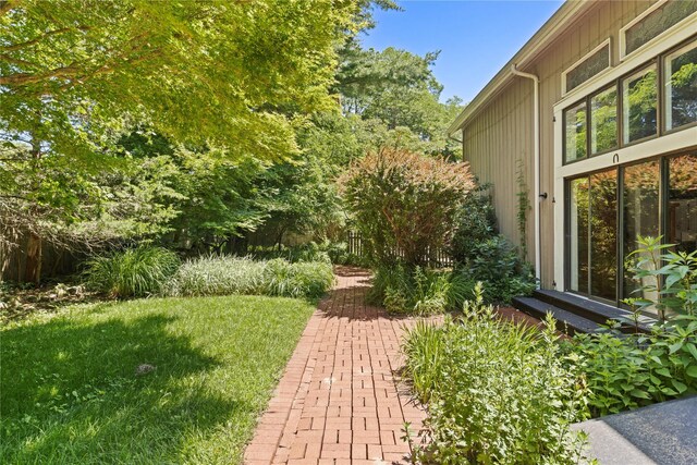 880 W Mill Rd, Mattituck, NY 11952 - view of green lawn