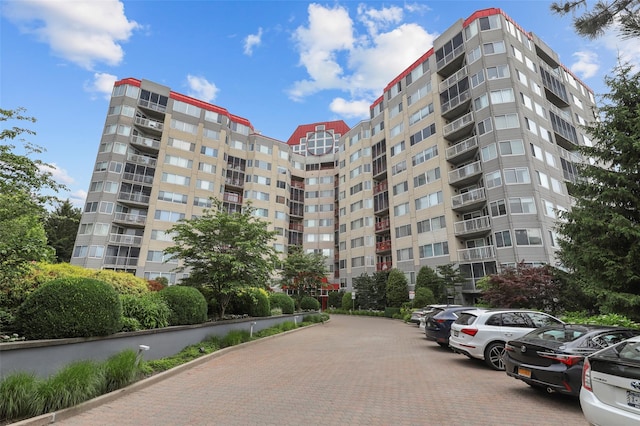 10Stewart Place 3Hw, White Plains, NY 10601 - view of apartment building / complex featuring uncovered parking