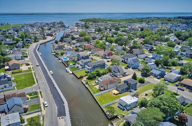 738 Pecan St, Lindenhurst, NY 11757 - photo 42