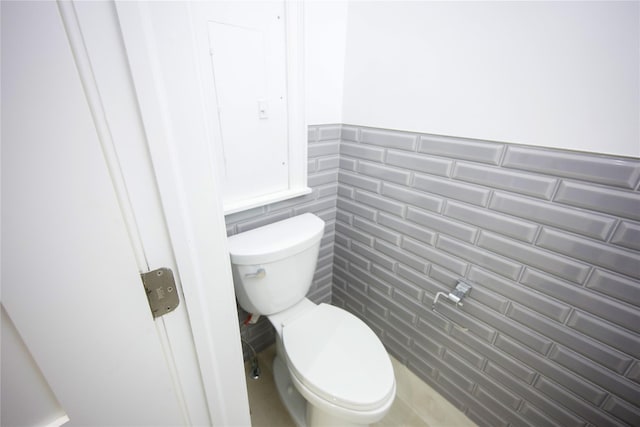 59 Stratford Grn Unit 59, Farmingdale, NY 11735 - bathroom with tile walls and a wainscoted wall