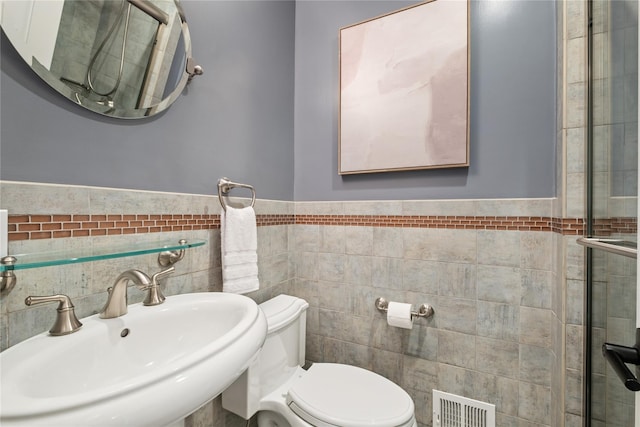96 Highridge Rd, New Rochelle, NY 10804 - bathroom featuring tile walls, a tile shower, and a wainscoted wall