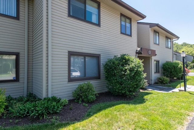 13 Knightsbridge Unit G, Poughkeepsie, NY 12603 - view of side of property featuring a yard