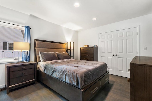 82 Wood Hollow Ln, New Rochelle, NY 10804 - bedroom with dark wood-style flooring, a closet, and recessed lighting