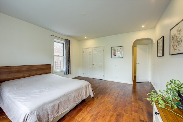 111-39 76th Rd Unit E2, Forest Hills, NY 11375 - bedroom with dark wood-type flooring, arched walkways, recessed lighting, and a closet