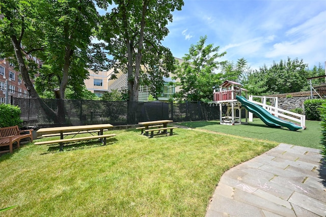87-10 51st Ave Unit 6W, Elmhurst, NY 11373 - view of yard