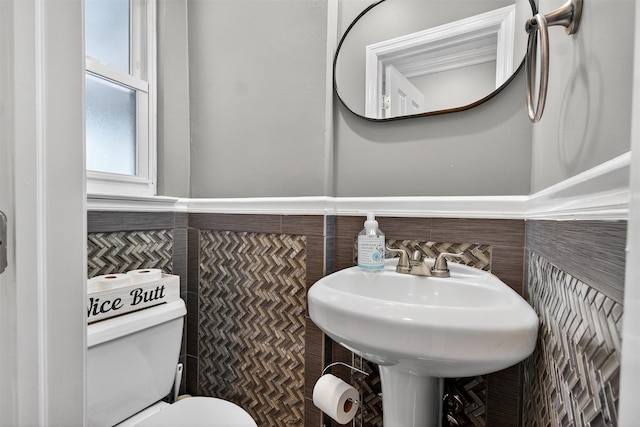 1004 Balcom Ave, Bronx, NY 10465 - half bathroom featuring tile walls and a wainscoted wall