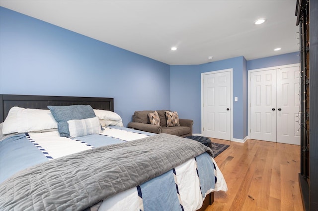 31-33 Dunlop Ct, Commack, NY 11725 - bedroom with light wood-style floors, a closet, and recessed lighting