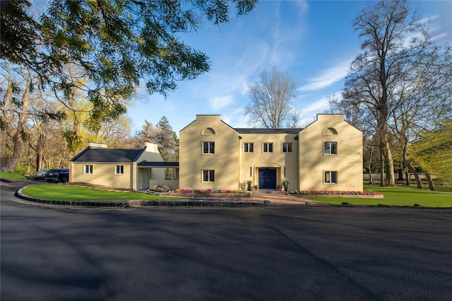 530 S Centre Island Rd, Centre Island, NY 11771 - view of front facade with a front yard