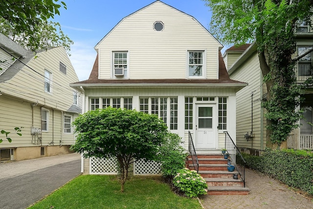 51 Lincoln St, New Rochelle, NY 10801 - colonial inspired home with entry steps, a shingled roof, and a gambrel roof