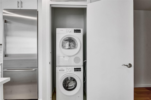 635 W 42nd St Unit 7A, New York Manhattan, NY 10036 - laundry room with stacked washer and clothes dryer and wood finished floors