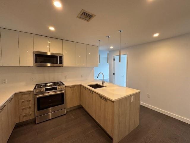 13105 40th Rd Unit 15E, Flushing, NY 11354 - kitchen with stainless steel appliances, modern cabinets, a peninsula, dark wood-style flooring, and recessed lighting