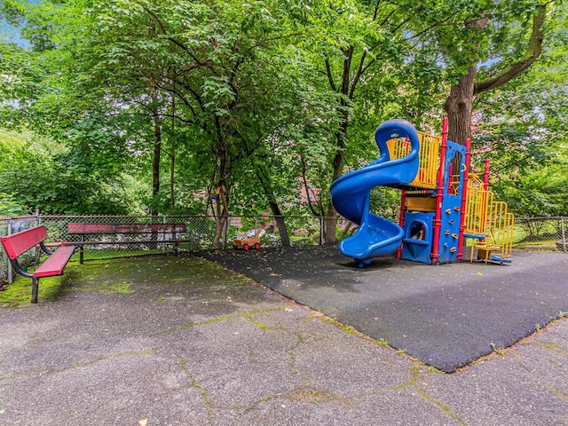 679 W 239th St W Unit 3J, Bronx, NY 10463 - view of community play area