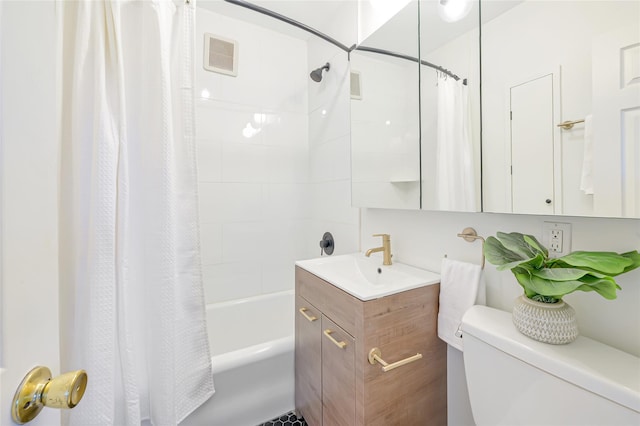914 Wynnewood Rd Unit 3R, Pelham, NY 10803 - full bathroom featuring shower / tub combo with curtain and vanity
