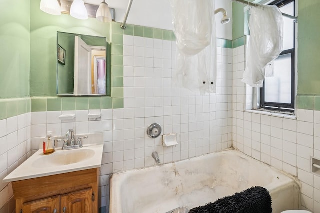 306 E Mosholu Pkwy S Unit 3D, Bronx, NY 10458 - full bathroom featuring tile walls, a tub, and vanity