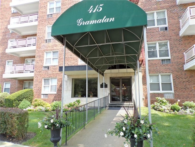 415 Gramatan Ave Unit 3E, Mount Vernon, NY 10552 - photo 2