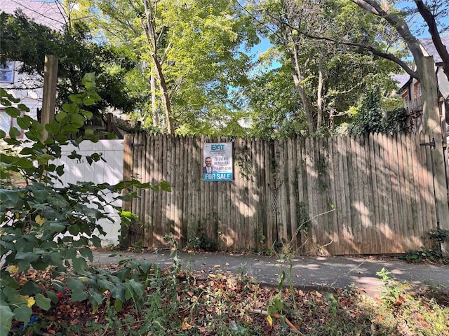 11515 Curzon Rd, Kew Gardens, NY 11418 - photo 2