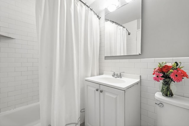 370 Central Park Ave Unit 3D, Scarsdale, NY 10583 - full bath featuring vanity, shower / bathtub combination with curtain, and tile walls