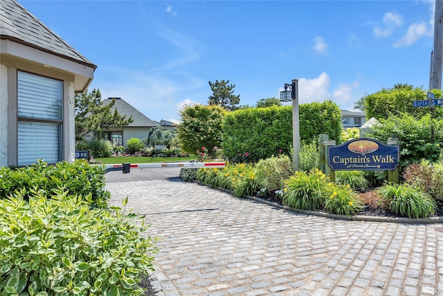 9 Captains Walk E, Bay Shore, NY 11706 - surrounding community