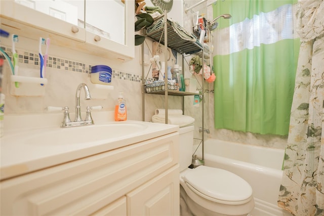 71 Dell Ave, Mount Vernon, NY 10553 - full bath featuring shower / tub combo with curtain, vanity, and tasteful backsplash