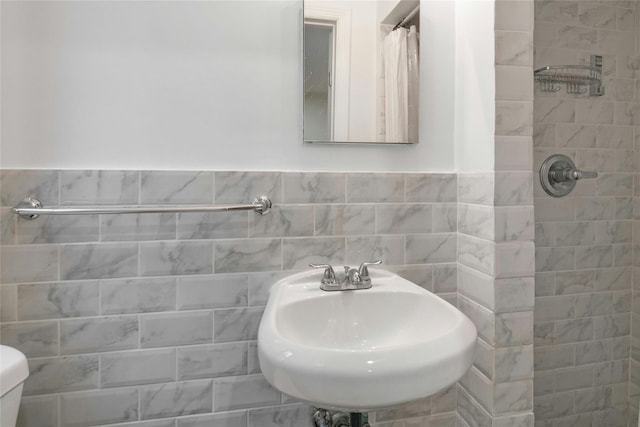 445 W 240th St Unit 4C, Bronx, NY 10463 - bathroom with a sink and a tile shower