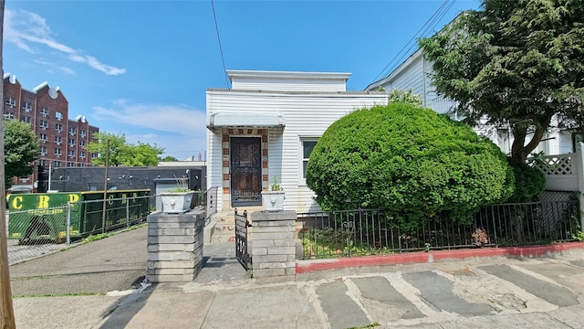 507 S 6th Ave, Mount Vernon, NY 10550 - view of front of house with a fenced front yard