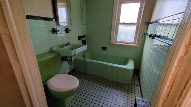 507 S 6th Ave, Mount Vernon, NY 10550 - bathroom with tile walls and a tub
