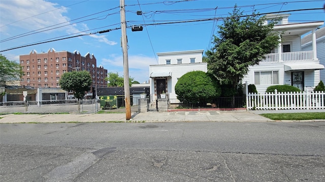507 S 6th Ave, Mount Vernon, NY 10550 - view of front of property featuring a gate and a fenced front yard
