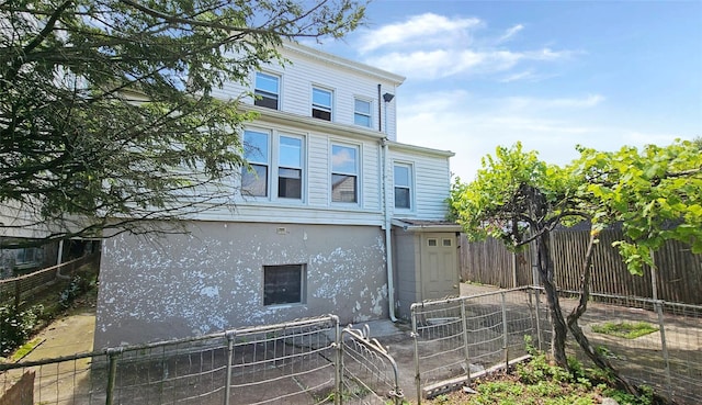 507 S 6th Ave, Mount Vernon, NY 10550 - rear view of property featuring a fenced backyard and stucco siding