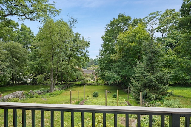 10 King St, Croton-On-Hudson, NY 10520 - view of grassy yard with a garden