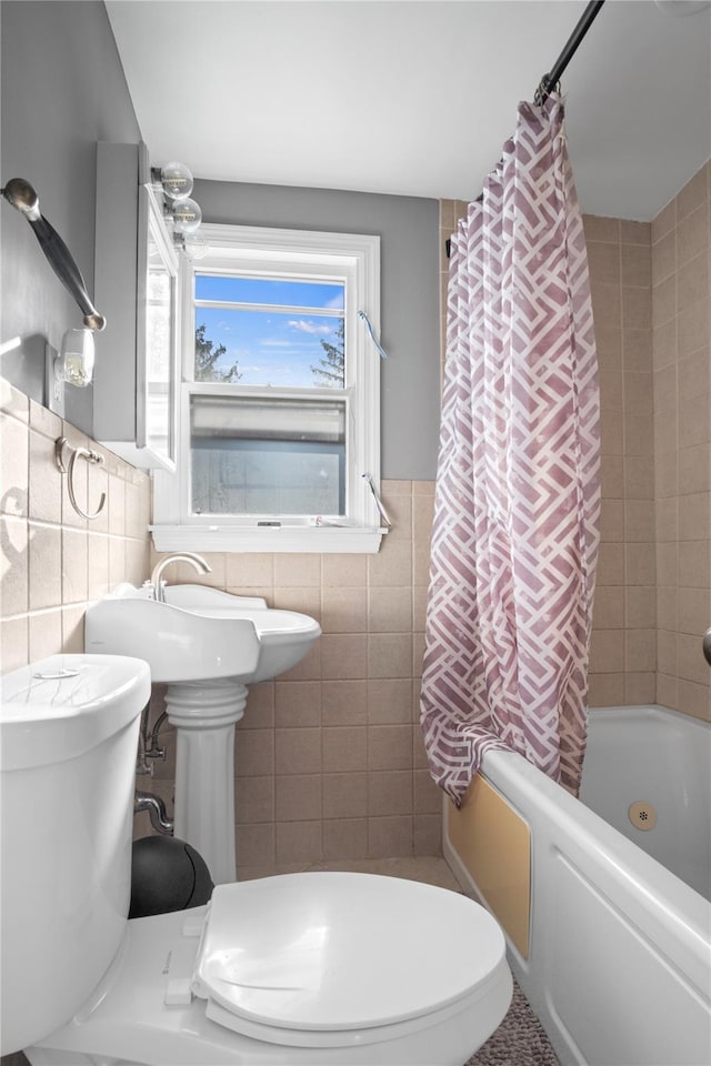 550 Armond St, Uniondale, NY 11553 - full bathroom featuring tile walls and shower / bath combo