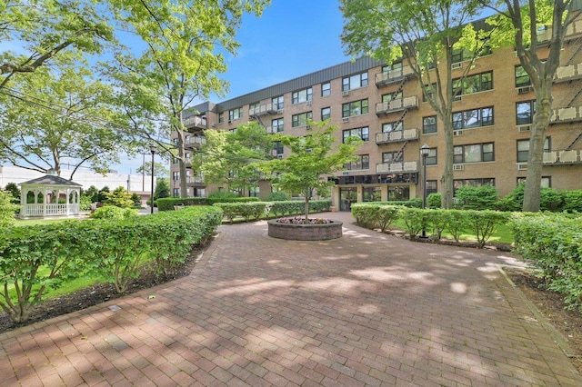 6 Birchwood Ct Unit 4G, Mineola, NY 11501 - surrounding community with a gazebo