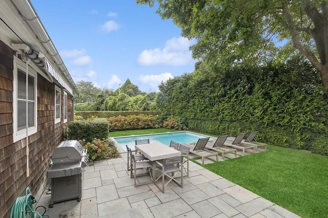 20 Stratton Sq, East Hampton, NY 11937 - fenced backyard featuring a grill and a patio area
