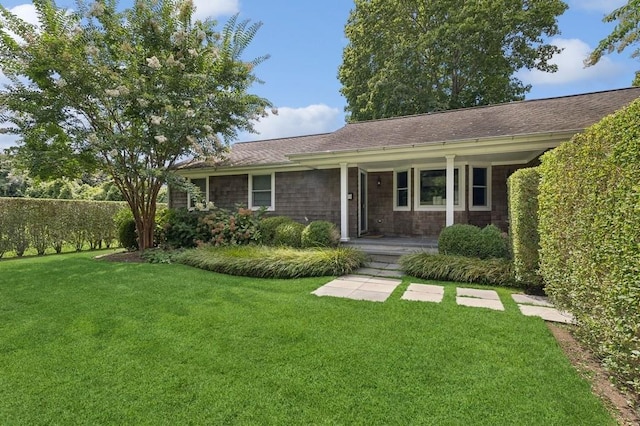 20 Stratton Sq, East Hampton, NY 11937 - ranch-style house with a porch, a front yard, and a shingled roof