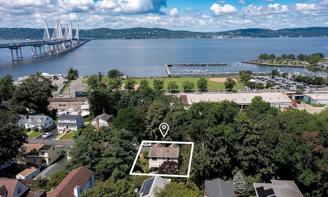 84 Macarthur Ln, Tarrytown, NY 10591 - aerial view of property and surrounding area with a large body of water, property boundaries highlighted, and a notable bridge