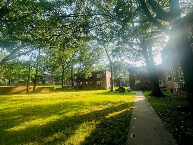 77-04 141st St Unit 67F, Flushing, NY 11367 - view of property's community featuring a lawn