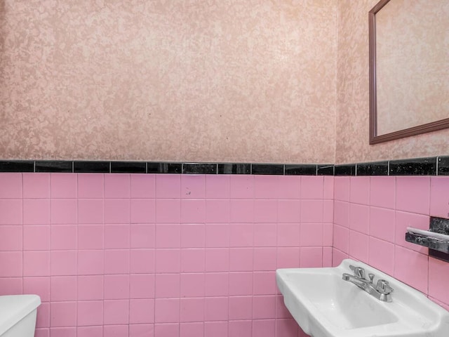 3227 Bruckner Blvd, Bronx, NY 10461 - bathroom featuring tile walls