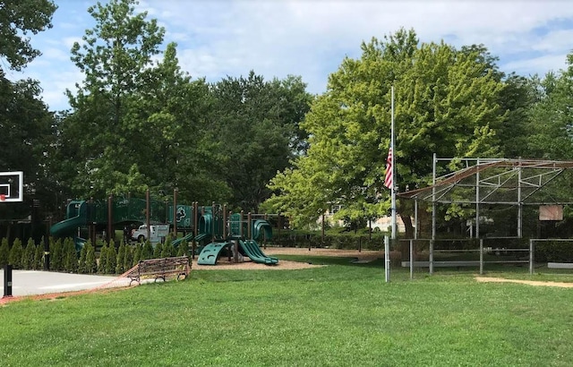 42-30 Douglaston Pkwy Unit 3L, Douglaston, NY 11363 - view of community jungle gym