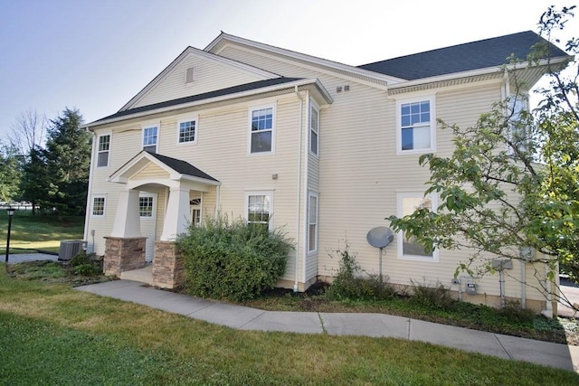 49 Cornwall Ln, Middletown, NY 10940 - view of front facade with a front yard