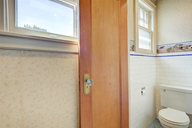 8507 Union Tpke, Glendale, NY 11385 - bathroom with wallpapered walls and tile walls