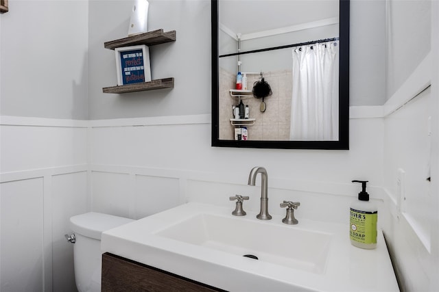 95 Pointe Cir S Unit 95, Coram, NY 11727 - full bathroom with a decorative wall, vanity, a wainscoted wall, and curtained shower