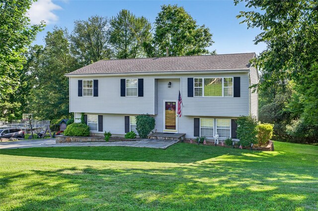 3 Stanford Dr, Highland Mills, NY 10930 - raised ranch with a front lawn