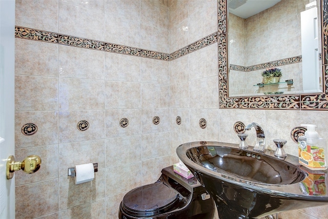 7015 170th St, Fresh Meadows, NY 11365 - half bath featuring toilet and tile walls