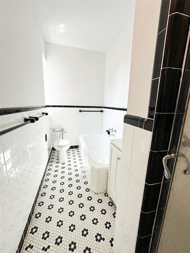 35-24 78th St Unit A67, Jackson Heights, NY 11372 - full bath featuring a garden tub, tile walls, wainscoting, and tile patterned flooring