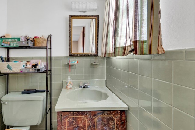 1455 Kennellworth Pl, Bronx, NY 10465 - bathroom with tile walls and vanity