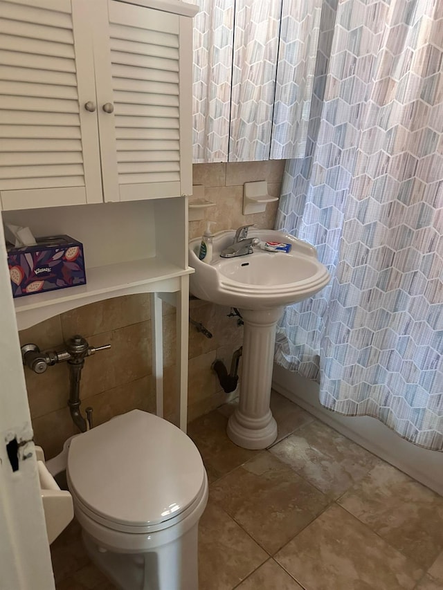 118-14 83rd Ave Unit 2E, Kew Gardens, NY 11415 - bathroom featuring tile walls and shower / tub combo with curtain