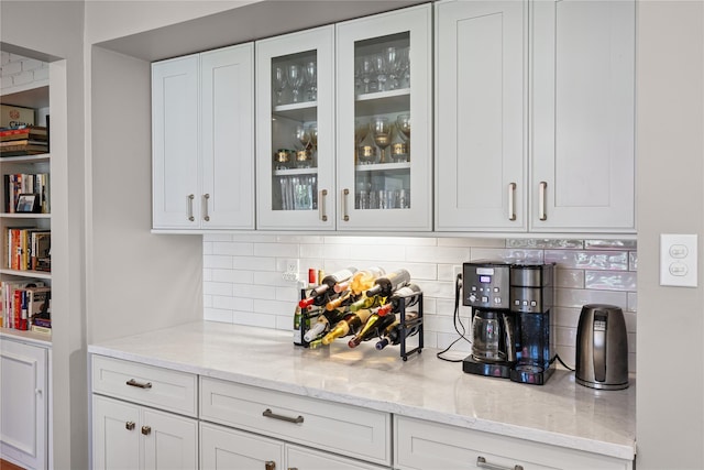 15 Shadetree Ln, Stony Brook, NY 11790 - bar with decorative backsplash
