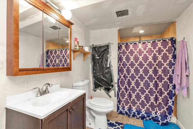596 Lincoln Ave, West Hempstead, NY 11552 - full bath featuring vanity and a shower with curtain