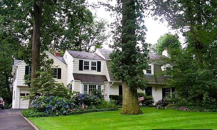 228 Dogwood Ln, Manhasset, NY 11030 - photo 1